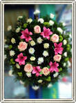 coroana rotunda din crini garoafe trandafiri si crizanteme
