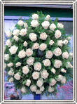 coroana flori rotunda din trandafiri albi